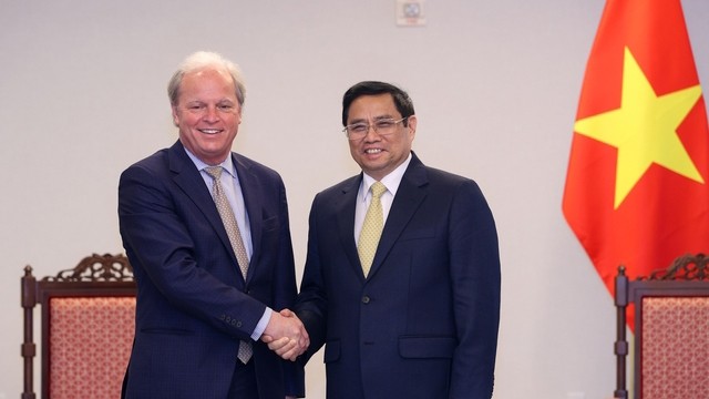 范明正总理与世界银行首席执行官阿克塞尔·冯·托森伯格握手。