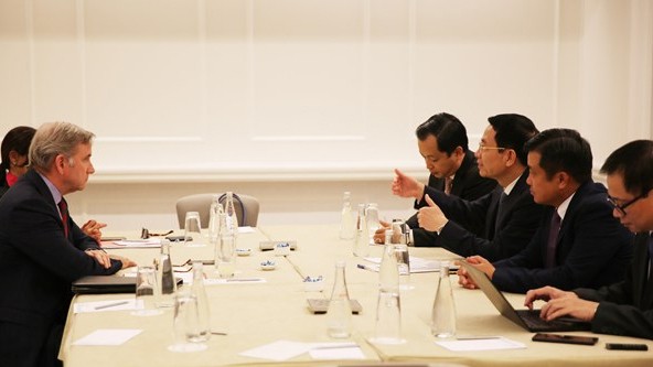 越南通信传媒部部长会见美国高通公司总裁。（图片来源：越通社）