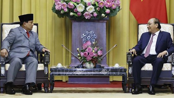 越南国家主席阮春福会见印度尼西亚国防部长普拉博沃·苏比安托。（图片来源：越通社）
