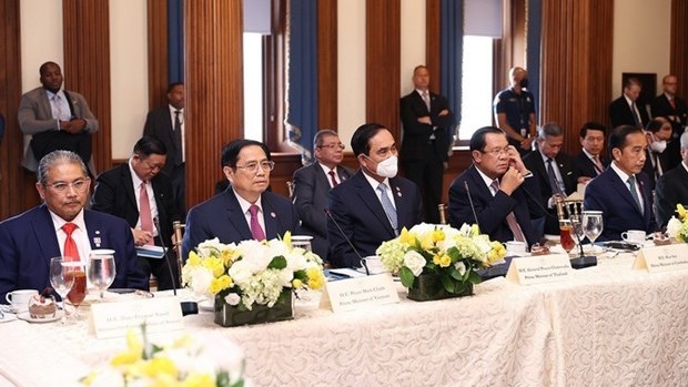 政府总理范明正和与会代表。（图片来源：越通社）