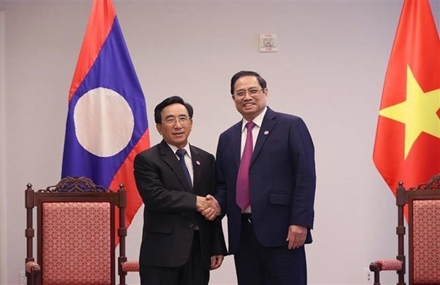 越南政府总理范明正与老挝总理潘坎•维帕万握手。