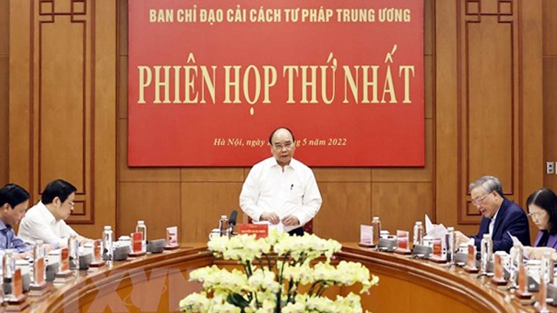 国家主席阮春福发表讲话。