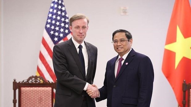越南政府总理范明正（右）与美国国家安全顾问杰克沙利文（左）亲切握手。