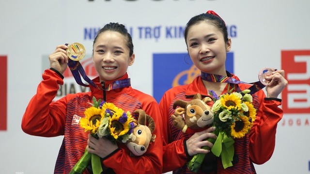  杨翠微和队友邓小苹夺得女子剑术金牌和铜牌合影。