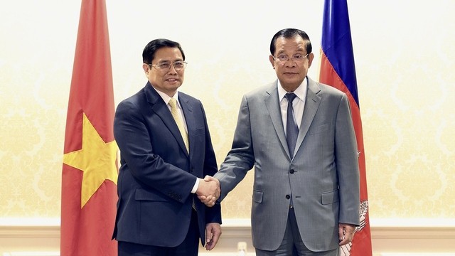 范明正总理与洪森首相握手。