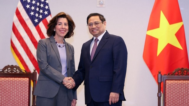 范明正总理与美国商务部长吉娜·雷蒙多握手。