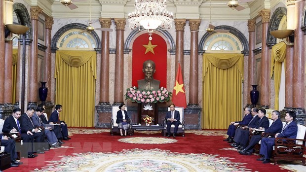 越南国家主席阮春福会见老挝最高人民法院院长万通•西潘敦。（图片来源：越通社）