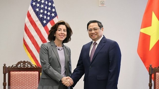 范明正总理与美国商务部长吉娜•雷蒙多握手。