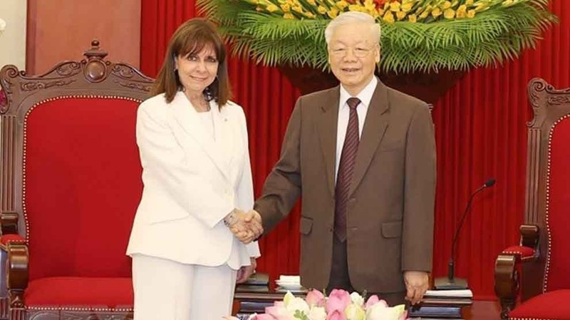 越共中央总书记阮富仲会见希腊总统卡特里娜·萨克拉罗普卢。（图片来源：越通社）