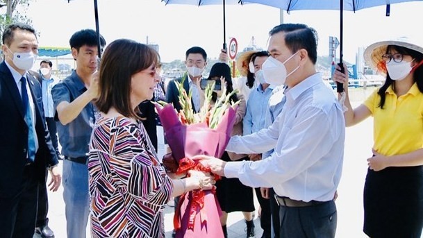 广宁省人民委员会副主席裴文康向希腊总统卡特琳娜·萨凯拉罗普卢赠送鲜花。（图片来源：广宁报网）