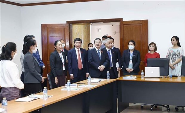 越南国会副主席阮德海走访老挝国会办公室人员越南语培训班。