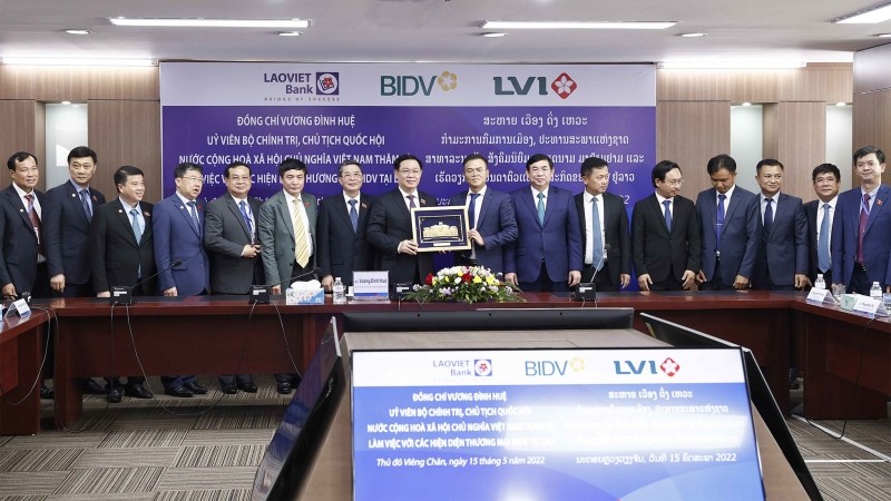 越南国会主席王廷惠向老挝—越南联营银行代表赠送礼物。（图片来源：越通社）
