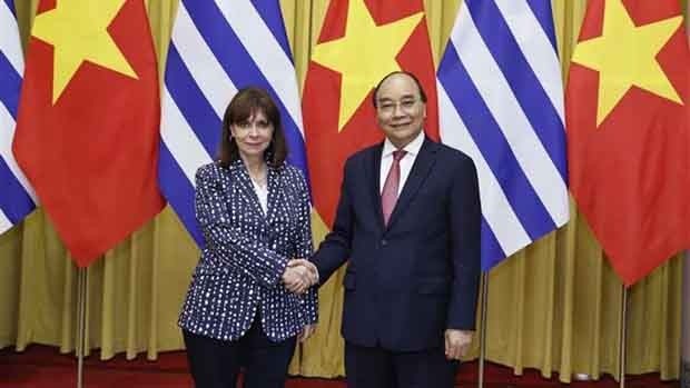 越南国家主席阮春福与希腊总统卡特里娜·萨克拉罗普卢。（图片来源：越通社）