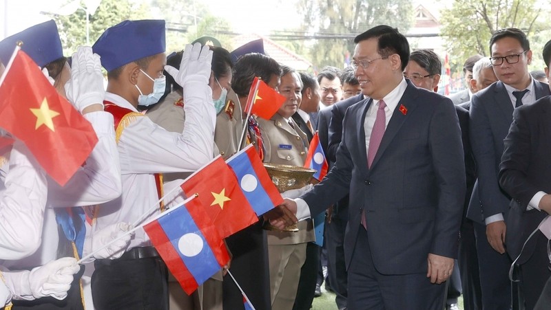 越南国会主席王廷惠造访占巴塞省少数民族寄宿学校。（图片来源：VOV）