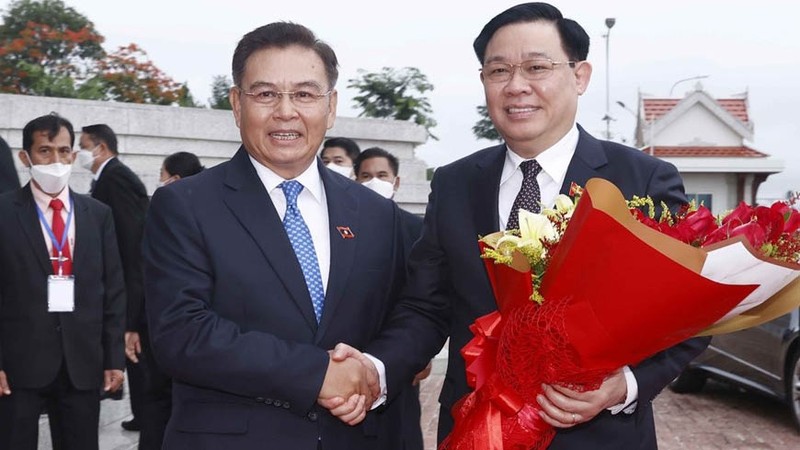 越南国会主席王廷惠与老挝国会主席赛宋蓬•丰威汉。（图片来源：越通社）