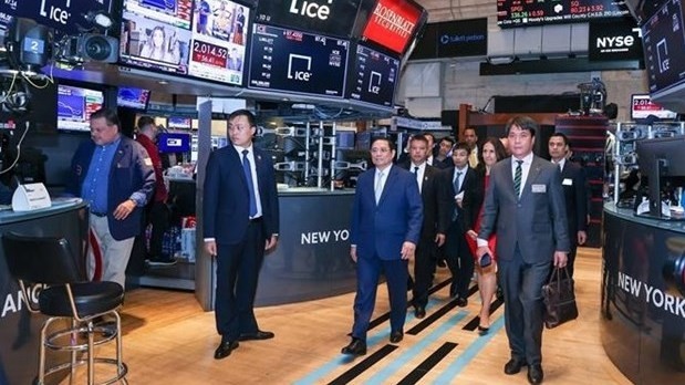 政府总理范明正造访纽约证券交易所。（图片来源：越通社）