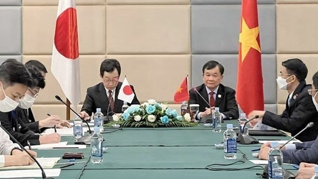 国防部副部长黄春战上将与日本防卫副大臣槌道明宏举行双边会晤。（图片来源：人民军报）