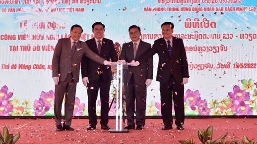 越南国会主席和老挝国会主共同出席老挝-越南友谊公园动工兴建仪式。（图片来源：越通社）