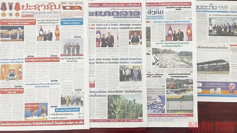 5月16日老挝各主流媒体纷纷报道国会主席王廷惠访老的活动。（维全 摄）