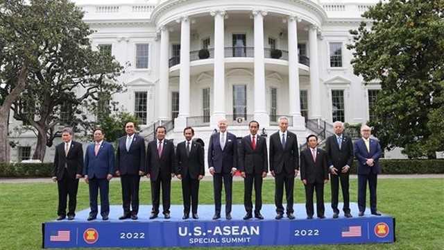 美国总统乔·拜登与东盟国家领导人合影。