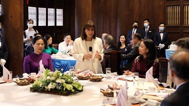 越南国家副主席武氏英春设茶会 招待希腊总统卡特里娜·萨克拉罗普卢。（图片来源：越通社）