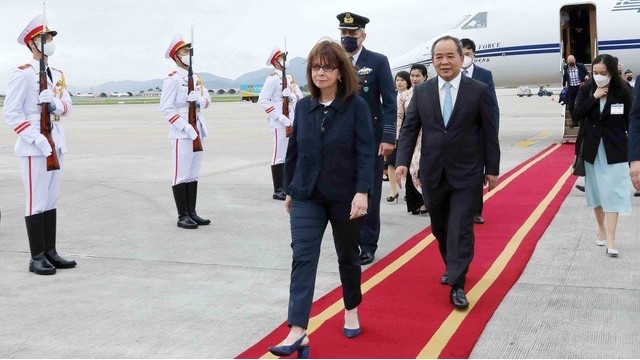 希腊总统卡特琳娜·萨克拉罗普卢的欢迎仪式于5月15日下午在河内市内排国际机场举行。