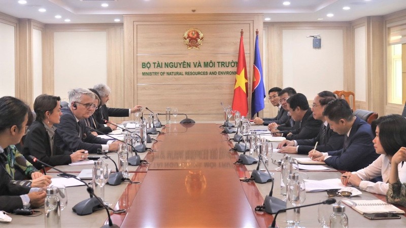 菲利普·奥尔良格和越南自然资源与环境部领导举行工作会议。（图片来源：越南自然资源与环境官网）