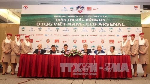 越南国家足球队与英超阿森纳队的友谊赛新闻发布会１５日下午在越南首都河内举行。 (Photo: 图片来源：越通社)
