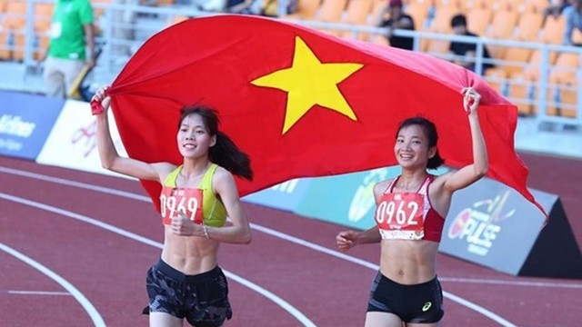 越南田径运动员阮氏莺（右）与范氏慧。