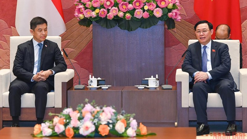 越南国会主席王廷惠与新加坡国会议长陈川仁举行会谈。