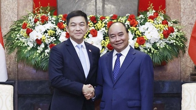 国家主席阮春福与新加坡国会议长陈川仁。（图片来源：越通社）