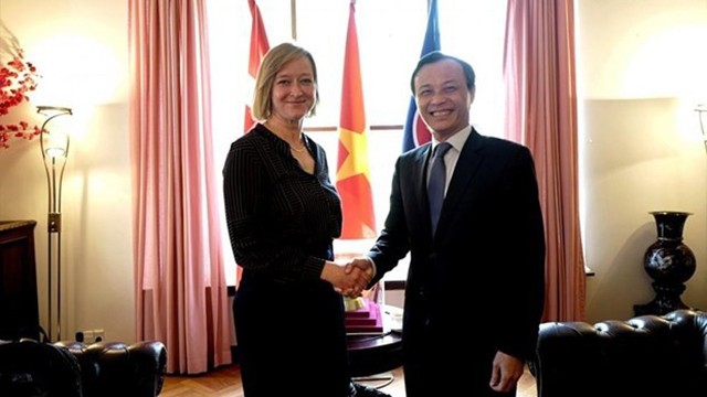 越南驻丹麦大使梁青毅会见了丹麦-越南友好协会主席。（图片来源：越通社）