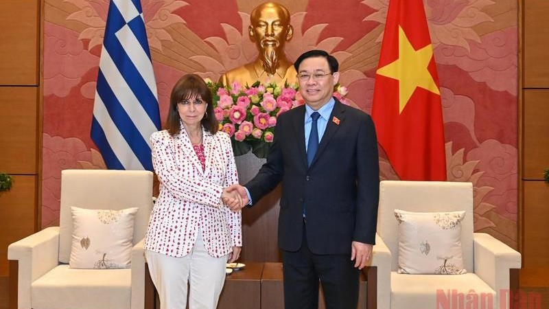 越南国会主席王廷惠会见希腊总统卡特里娜·萨克拉罗普。