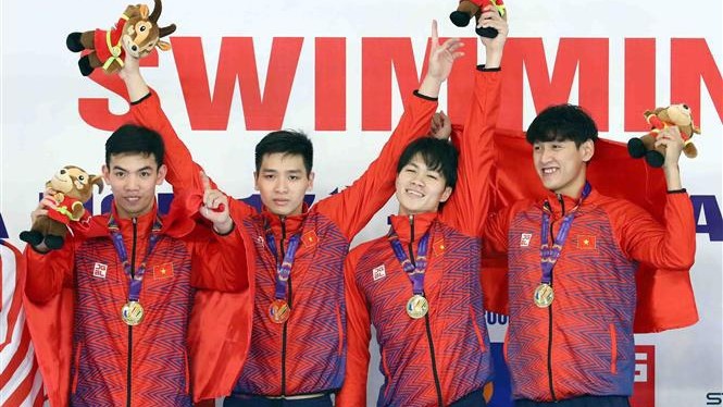 金山、辉煌、贵福、兴元四人在游泳项目男子4x200米自由泳接力比赛上夺得金牌。