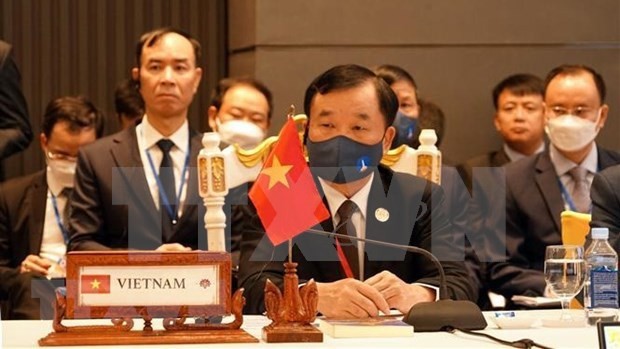 越共中央委员、国防部副部长黄春战上将率越南国防部高级代表团出席会议。（图片来源：越通社）