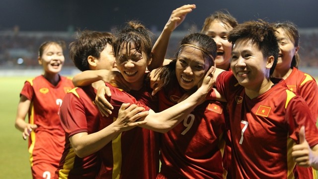 越南女球员庆祝进球。