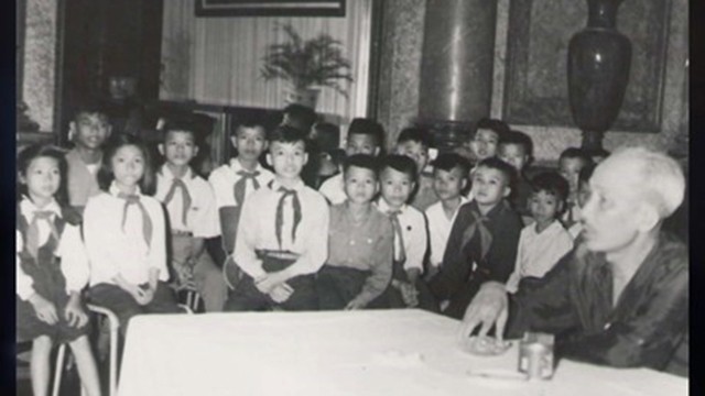 胡志明主席与德国萨克森州莫里茨堡市越南留学生会面。（图片来源：越通社）