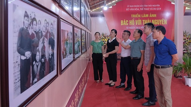 游客参观“胡伯伯与太原”图片展。