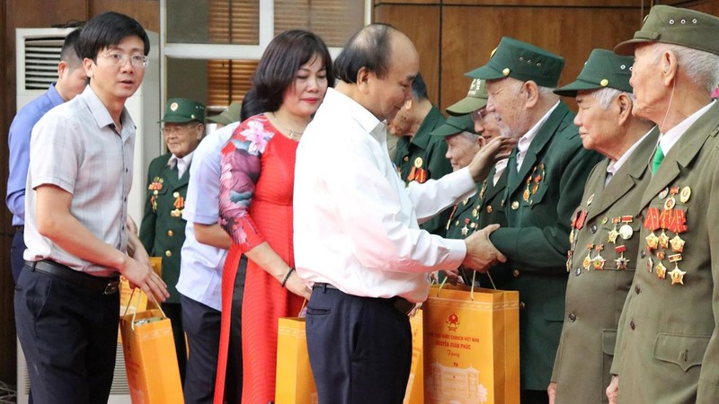 国家主席阮春福向奠边老战士赠送礼物。