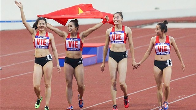 田径女子4×400米接力队以3分37秒99的成绩摘下金牌。