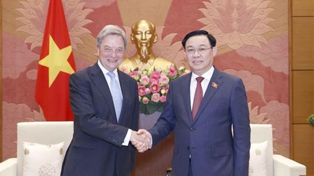 越南国会主席王廷惠与波音国际总裁迈克尔·阿瑟。（图片来源：越通社）