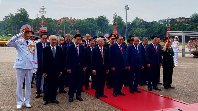 越南党和国家领导人入陵瞻仰胡志明主席遗容。