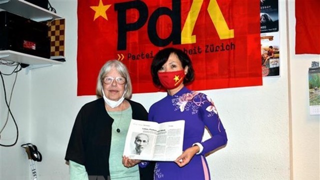 越南驻瑞士大使黎玲兰（右）与瑞士越南友好协会主席安尤斯卡·韦尔合影。（图片来源：越通社）