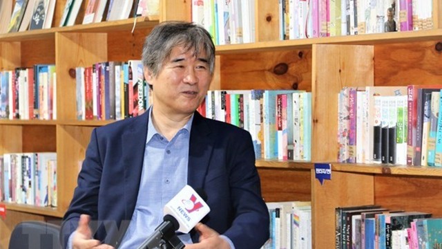 韩国著名作家方贤石。（图片来源：越通社）