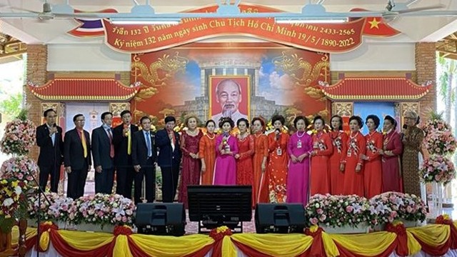  泰国那空拍侬府隆重举行志明主席诞辰132周年纪念活动。
