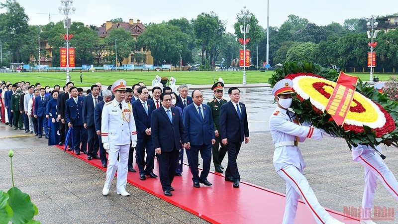 越南国会代表入陵瞻仰胡志明主席遗容。