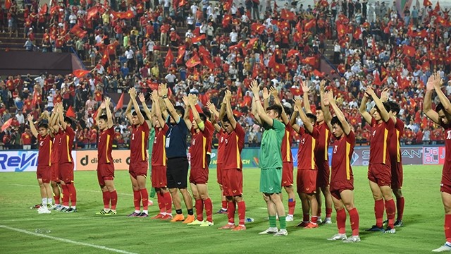 越南球员们鼓着掌向观众表达谢意。