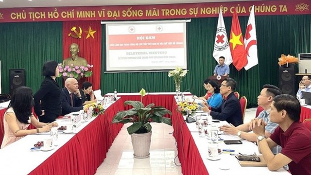 越南红十字协会与加拿大红十字协会之间工作会谈。（图片来源：越通社）