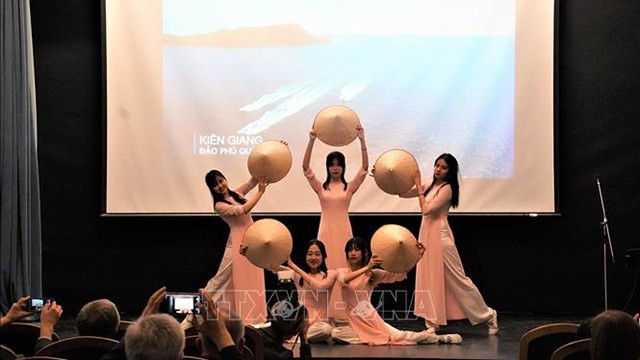 越南大学生在活动上的舞蹈表演节目。（图片来源：越通社）