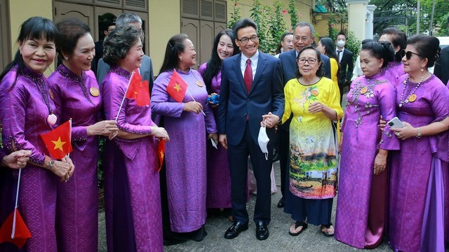 政府副总理武德儋会见旅居泰国越南人代表。